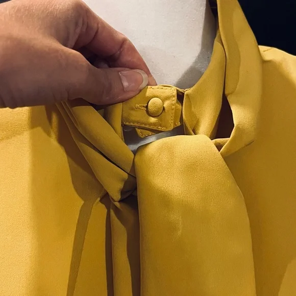 Vintage dressy/ formal/ professional blouse w/ tie neck & cuffs. Subtle yellow L - Picture 6 of 10